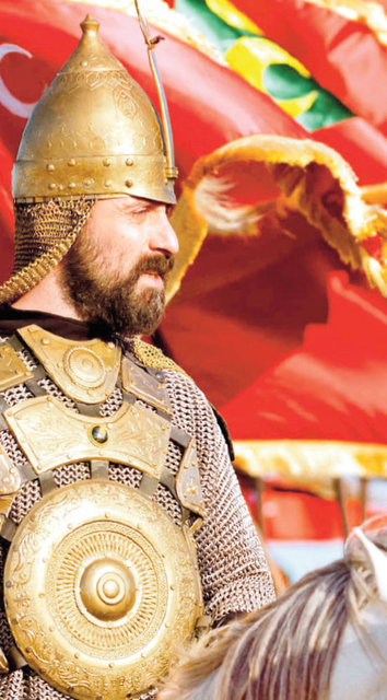 Halit Ergenç Muhteşem Yüzyıl'ın bazı bölümlerinde yaklaşık 10 kilo ağırlığında miğferle saatlerce kamera karşısında ter döktü