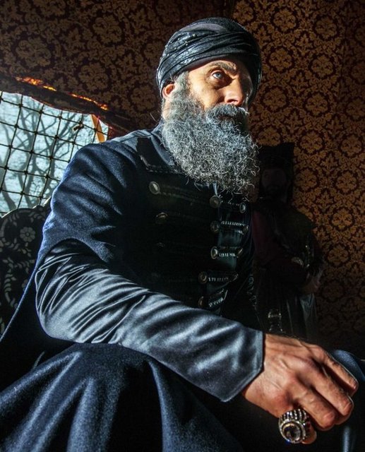 SAÇ EKTİRME İHTİMALİ VAR - Kellik riskiyle karşı karşıya kalan Halit Ergenç, çareyi doktora gitmekte buldu.