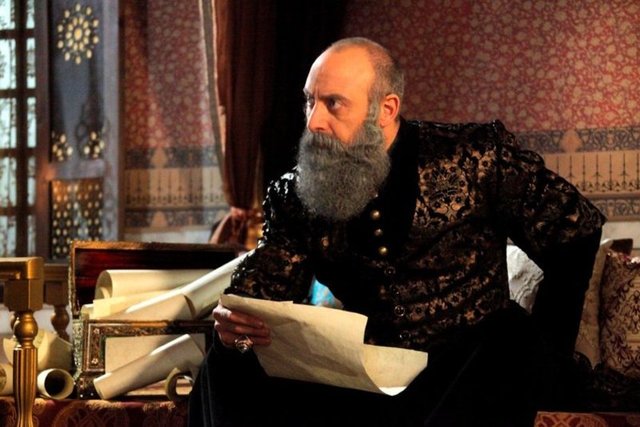 Kelliğe karşı tedavisine başlanan Ergenç'in saçına operasyon yapıldı