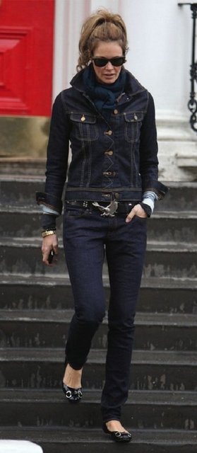 Koyu yıkama denim ceketler.