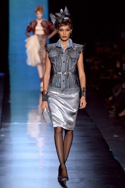 Sıfır kol, taşlı ve ışıltılı denim ceketler.