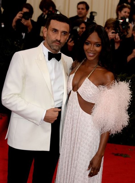 Pastanın yeniden hazırlanması bile mankeni sakinleştirmediği için mekanın işletmecisi dansçı kızın işine son vermiş