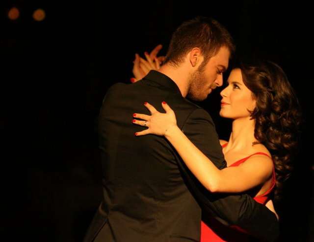 PERFORMANSI ÇOK DÜŞTÜ - İlk dizileri Gümüş ve Aşk-ı Memnu'daki oyunculuğu beğenilmeyen, Kuzey Güney'de ise oyunculuğu herkes tarafından alkışlanan Kıvanç Tatlıtuğ, Kurt Seyit ve Şura'daki performansıyla özellikle sosyal medyada büyük eleştiri alıyor.