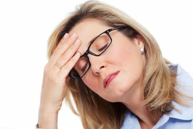 Yapılan araştırmalar gün içerisinde aşırı miktarda kahve tüketenlerde yüksek tansiyon şikâyetlerinin olduğunu saptamıştır.