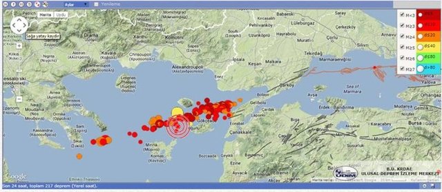 Richter ölçeğine göre 6.5 büyüklüğündeki deprem sonrası 24 saati geçen sürede 300'den fazla kaydedilen artçı olduğunu belirten Prof. Dr. Perinçek, "Bunların olması çok normal. Artçıların büyüklükleri genelde azalıyor" dedi.