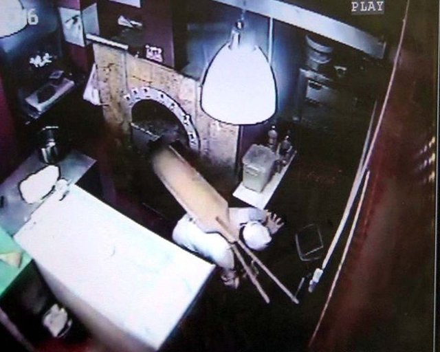 6.5 büyüklüğündeki depremde bir restoranın fırınında çalışan ve fırına pide atan ustanın, kaçmak isterken kendisine engel olan ve hafifce kaldırıp altından geçmek isterken başını çarptığı kürekleri fırtatıp atarak, panikle kaçması kameralara takıldı.