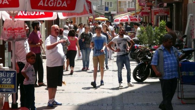 Merkez üssü Saros Körfezi olan Richter ölçeğine göre 4.8 ve 4.5'lik iki sarsıntı sırasında binalarda bulunanlar panikle dışarı kaçıp, açık alanlara çıktı.