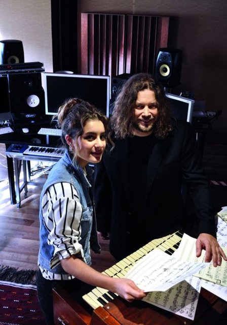 Çok çalışkan ve disiplinlidir. İşine hâkim ve hızlı. -