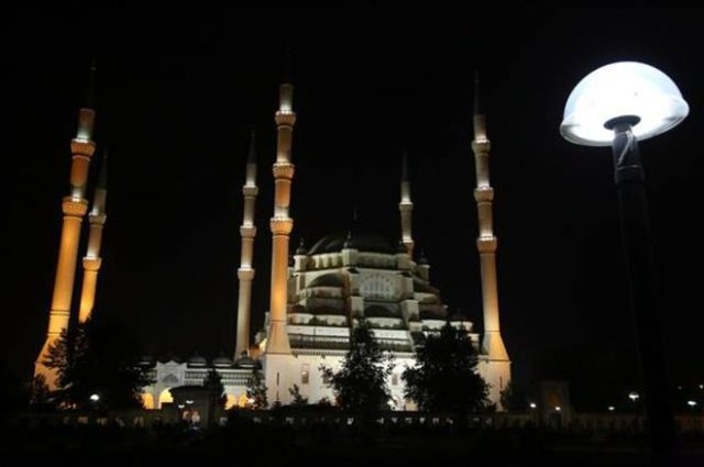 Ankara'da, Miraç Kandili dolayısıyla Ahmet Hamdi Akseki, Hacı Bayram-ı Veli ve Kocatepe camilerinin de arasında bulunduğu birçok camide mevlit okundu, dualar edildi.