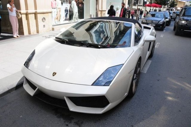 Muhabirlerin sorularına Erkin "Aracım yeni değil, ikinci el. Plakasını da ASE olarak değiştireceğim" dedi. -