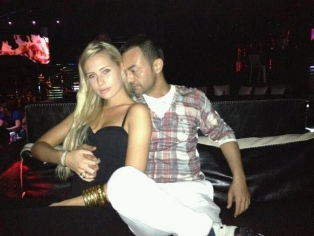 CİPİ İÇİN ÇOK DAHA HEYECANLI - Serdar Ortaç'ın yeni sarışını! İrlandalı nişanlısı Chloe Loughnan' la evlilik hazırlıkları yapan Ortaç, bugünlerde düğünden çok yeni cip heyecanıyla yaşıyor.