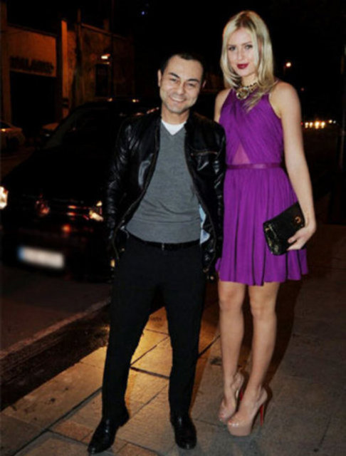 Ünlü şarkıcının cipi, üzerindeki özel boya nedeniyle güneş ışınlarına göre beş farklı renkte görünüyor.