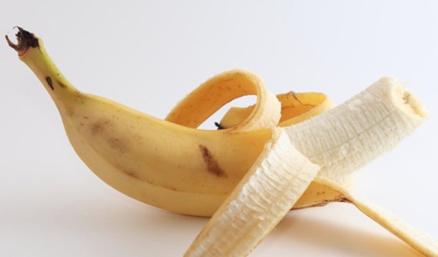 İçeriğindeki B6, D ve E vitaminleri sayesinde kendinizi iyi hissetmenizi sağlayacak olan muz adet öncesi meydana gelen sindirim sorunlarını da ortadan kaldırır.