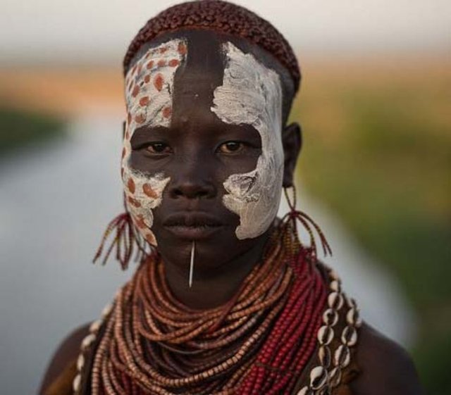 Karo kabilesinin hem kadınları hem de erkekleri daha seksi ve cesur görünmek için vücutlarına tebeşirle karmaşık ve spiral çizgilerle boyuyor...