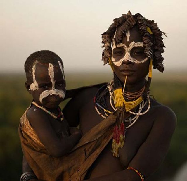 Fotoğrafçı Vicente Pamparo nehir kıyısında yaşayan bu kabileyi ziyaret etti...