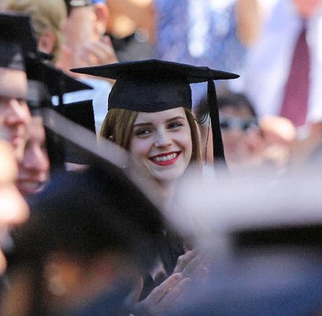 Edebiyat bölümünden mezun olan 24 yaşındaki yıldız, tören öncesi cüppeli ve kepli fotoğrafını Twitter'dan hayranlarıyla paylaştı.