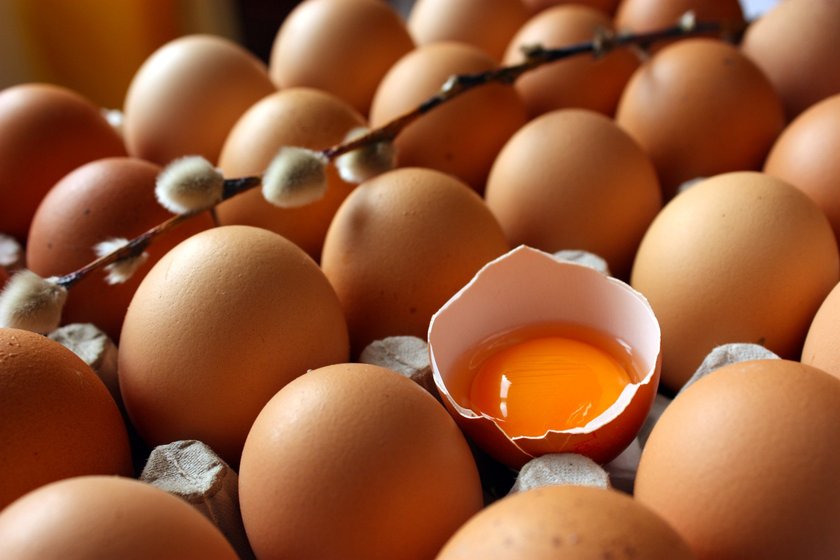 100 gramı 150 kalori olan yumurta içeriğindeki 13 gramlık protein sayesinde sizi gün boyu tok tutar.