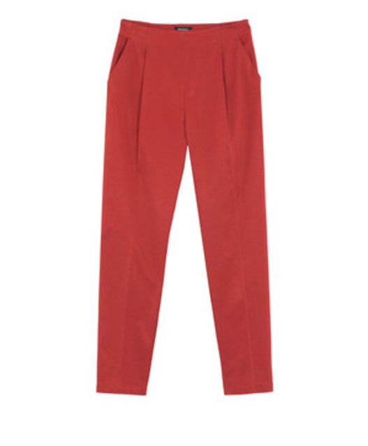 Kırmızı sezonun en çarpıcı tonlarından biri. Bu renkte seçeceğiniz pantolununuzu uygun olan her renk ve parça ile tamamlayabilirsiniz.