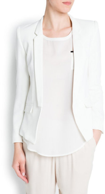 Beyaz veya kırık beyaz bir ceketi her şekilde ve her parça ile rahatlıkla kombinleyebilirsiniz.