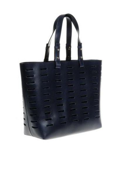 Pantolonunuzu limon sarısı veya lacivert bir çanta ile kombinleyin. Deri çanta Network 595 TL.