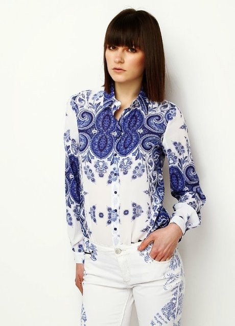 Mavi ve beyaz ikilisi bu yaz en çok kullanacağımız renklerden. Bu iki rengin şal deseni ile işlendiği gömlek Koton 49.90 TL.