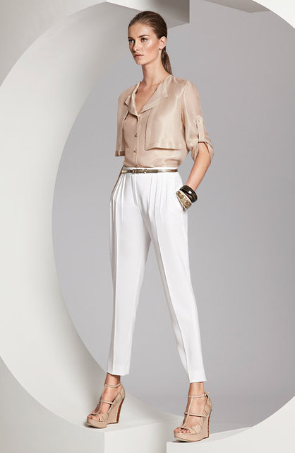 Beyaz pantolon Escada 899 TL.