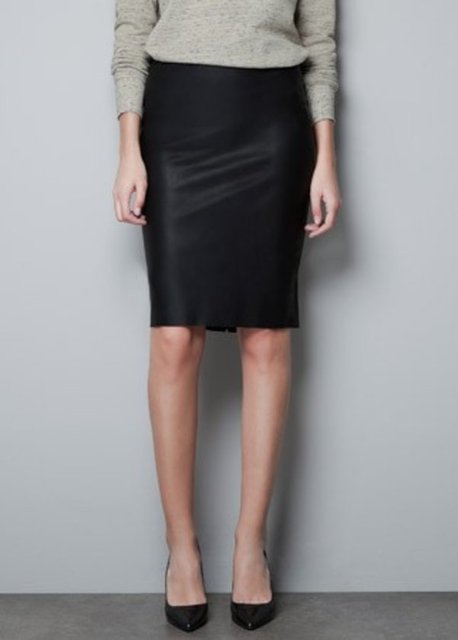 Siyah bir kalem etek mutlaka dolabınızda olmalı. Bu eteği merserize bir bluzla ya da beyaz bir gömlekle tamamlayabilirsiniz.