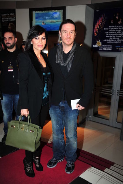 İCRA MEMURLARI KAPIDAN DÖNDÜ  - Piyasaya 100 milyon lira borcu olduğu iddia edilen Murat Akdilek'in geçen hafta 20 yıllık eşi Sitare Akdilek' ten de boşandığı öğrenildi.