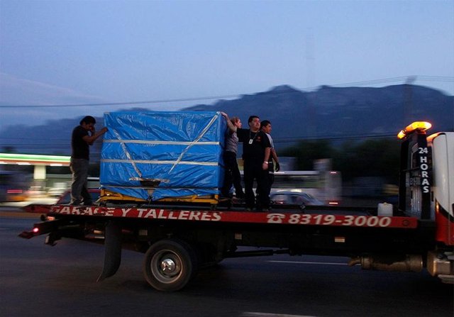 Obezite hastası Uribe, mide küçültme ameliyatı tekliflerini reddetmiş ancak bir dönem diyet yaparak tam 230 kilogram vermeyi başarmıştı.
