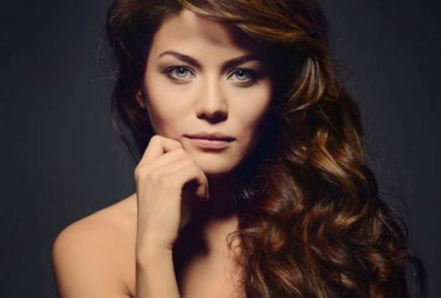 İlk kez söylüyorum Berksan'a aşıktım" dedi. Bu sözler üzerine şarkıcı, 'hayranına' jest yaparak şarkısı seslendirdi. -