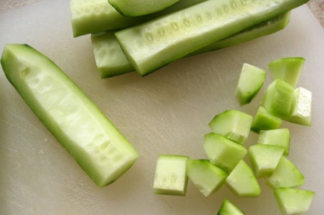 Bir salatalık dilimini alıp aynayı ovun.