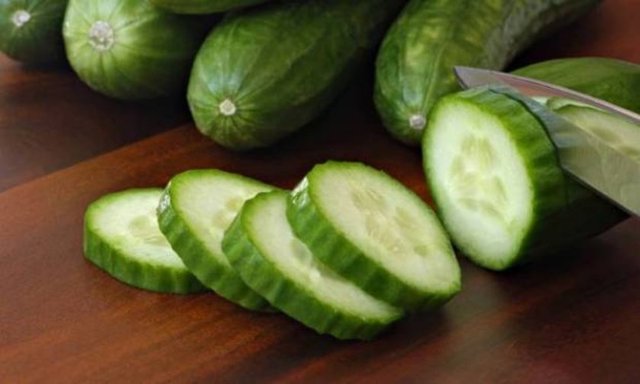 Salatalık iyi bir B vitamin ve karbohidrat kaynağıdır ve yediğinizde saatler sürecek yorgunluğunuzu kısa bir sürede ortadan kaldırır.