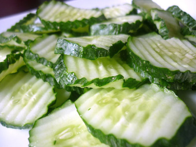 Öğleden sonra yorgunluk mu hissettiniz? Kahveyi, çayı, soğuk içecekleri bir taraf bırakın ve bir salatalık yiyin.