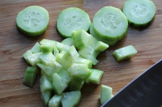 Saksılarınıza ise birkaç dilimi toprağın üzerine yine aluminyum tabak veya folyo ile yerleştirin. Bütün mevsim haşerelerden kurtulacaksınız.