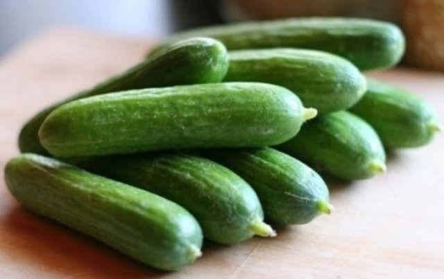 Salatalıkdaki fitokimyasallar derinizdeki kollajenlerin gerilmesini sağlar, dış tabakayı sıkılaştırarak selülitlerin görüntüsünü azaltır.