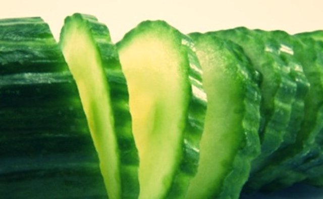 Salatalıkdaki kimyasallar ve diğer besinler kaynar suyun içine girince tepki gösterirler ve suyun buharı ile birlikte bulunduğunuz odaya yayılarak nefis bir aroma yayarlar.