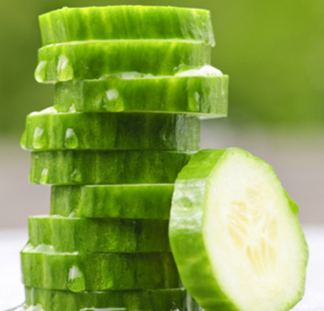 Salatalık, vücudun kaybetmiş olduğu gerekli besinleri takviye edici yeterli miktarda şeker, B vitaminleri ve elektrolitleri ihtiva ettiği için yediğiniz birkaç dilim sorunlarınızı hemen yok eder. -