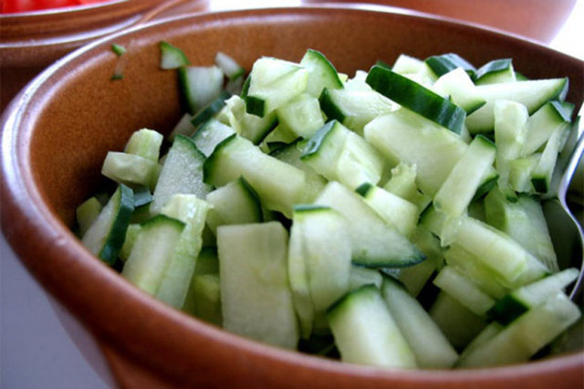 Haşereler bahçenizi veya saksı bitkilerinizi mahvediyor mu?  - Bahçeniz için bir aluminyum tabağa (ya da aluminyum folyoya) salatalık dilimlerini koyup, ortada bir yere yerleştirin.  -