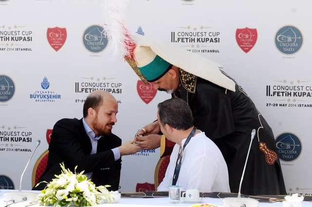 Başbakan Recep Tayyip Erdoğan'ın oğlu Necmettin Bilal Erdoğan Okmeydanı'ndaki Okçular Tekkesi'nde düzenlenen 2. Fetih Kupasının açılışına katıldı.