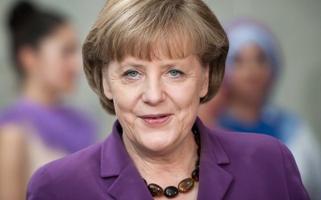1) Angela Merkel  -  - Görevi: Almanya Başbakanı -  - Yaşı: 59 -  - Ülkesi: Almanya