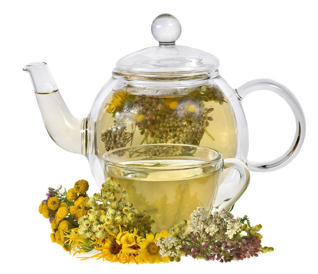 Öğle yemeği için hafif bir salata ve ince dilimlenmiş taze rezene, midedeki asit oluşumlarını azaltıyor.