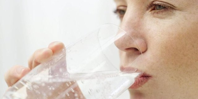 Sıvı ihtiyacınızı sadece suyla gidererek hem yağ yakımına destek olursunuz hem de vücudunuzda su kaybından dolayı oluşan ödem problemini ortadan kaldırmış olursunuz.