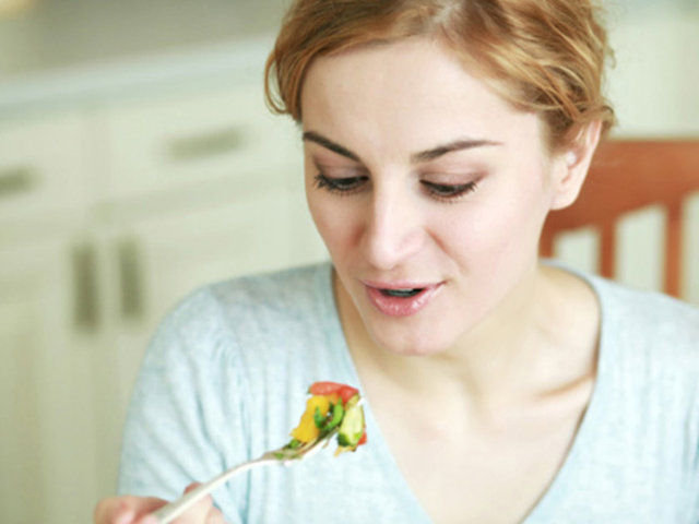 Öğün aralarını uzun tutmak daha büyük porsiyonlarla yemenize sebep olur bu da karnınızda istemsiz bir şişkinlik yaratır.