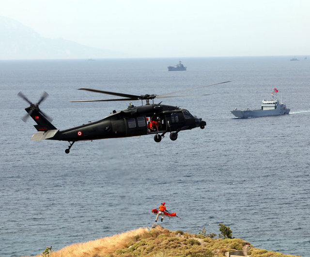 Türk Silahlı Kuvvetleri tarafından her yıl İzmir'in Seferihisar İlçesi Doğanbey Mevki'nde gerçekleştirilen Efes Müşterek Fiili Atışlı Tatbikatı'nın, seçkin gözlemci günü gündüz bölümü gerçekleştirildi.