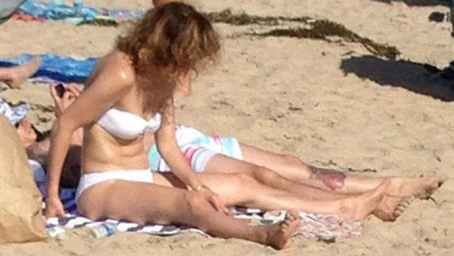 Ünlü çifti plajda gören kişi beyaz bikini giyen Jennifer Lopez'in kalçalarının dikkatini çektiğini söyleyerek "Düşündüm, bu ünlü bir kalça. Ama o kadar da muhteşem görünmüyordu" dedi.