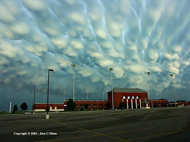 17. Mammatus BulutlarıBir nevi dışlanmış bulut memecikleri de diyebiliriz. Bir bulutun altından beliren bu bulut keseciklerine mammatus bulutları deniliyor. Bulutun nem oranı, havadaki nem oranından farklı olunca, ağır olanlar aşağı sarkıyor.
