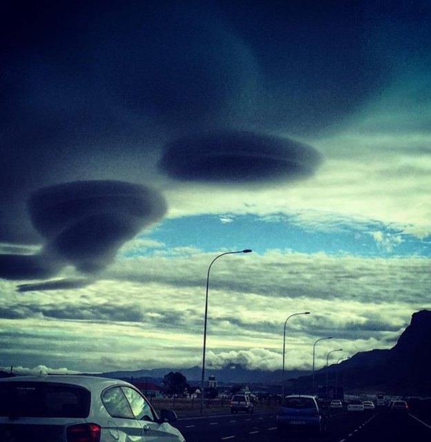 Lenticular bulutlar dağların tepelerinden aşağı doğru inen hava tarafından bu biçimde şekilleniyor.