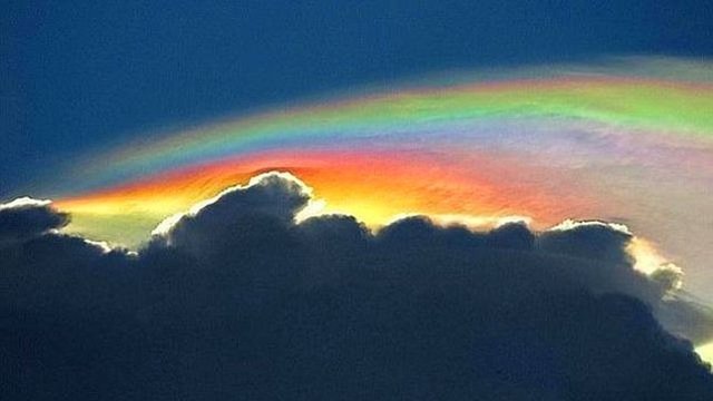 4. Gökkuşağı Alevleri (King Of The Rainbow)Bir önceki resimde gökkuşağından bahsederken, bunu atlasak olmazdı.Çok yüksekteki bulutlarda bulunan buz kristallerinden yansıyan ışık, ortaya bu görüntüyü çıkarıyor. Ama aslında gökkuşağı alevlerinin ne ateşle, ne de gökkuşağıyla alakası var. Yalnızca rengarenk olmaları ve alevler gibi değişken şekilleri olması sebebiyle bu isimle anılıyorlar.