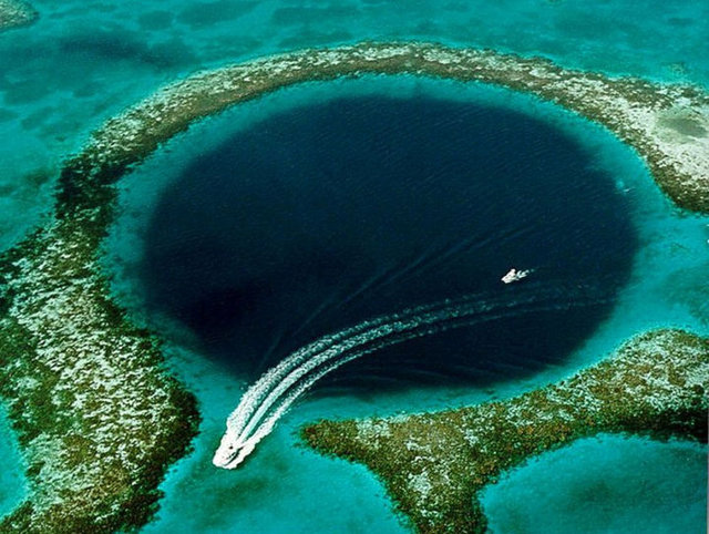 11. Büyük Mavi Delik: 300 metre çapında ve 124 metre derinliğinde, Belize kıyılarında bulunan bir denizaltı düdeni.