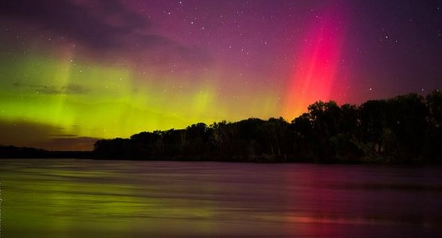 3. Tayf - Elf - Mavi JetKüçükken 'Gökkuşağı' gördüğünde sevinen bir milletiz biz fakat bunlar bambaşka. Fotoğrafta görülen rengarenk şekiller, atmosferdeki elektrik yükünün boşalması sonucu ortaya çıkıyor.